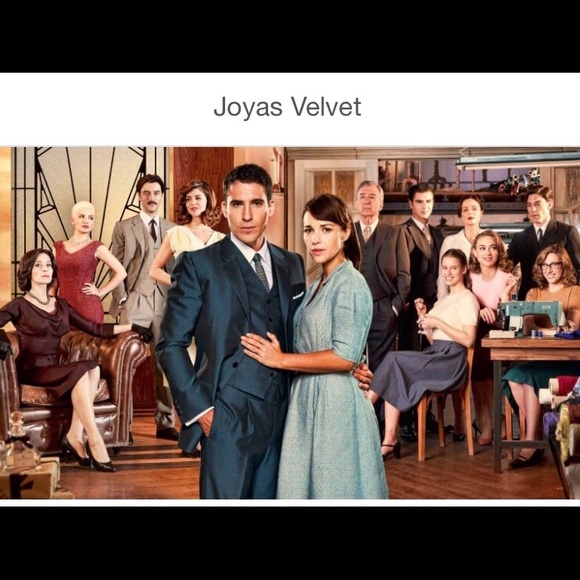 Amanda Rose pearl earrings, Velvet Collection - Picture 4 of 5